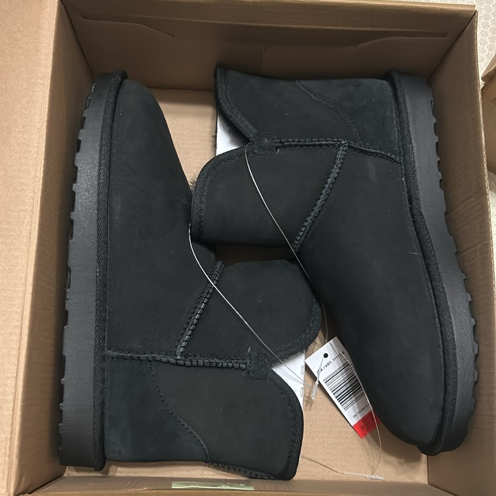 Kirkland Signature Ladies Suede & Shearling Scalloped Edge size 7 black NWT